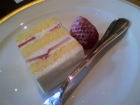 カットされたウェディングケーキ