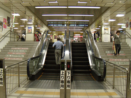 一宮駅中2階エスカレーター