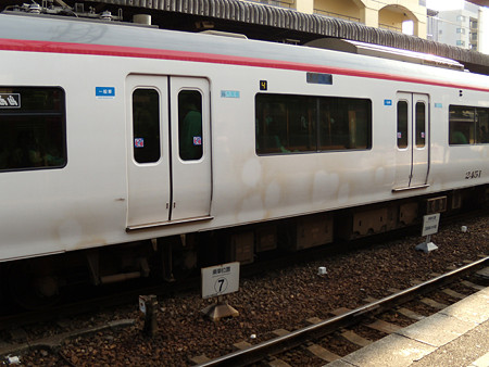 ラッピング跡が残る2201F