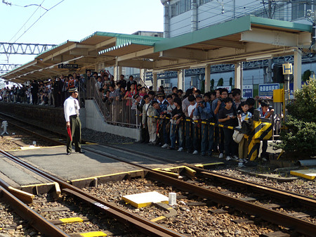 大混雑の三柿野駅2・3番線