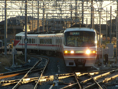 3番線に入線する1200系