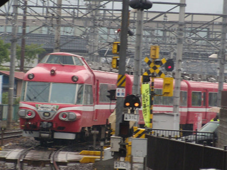 新鵜沼駅に入線する7011F木曽川うかい後撃ち