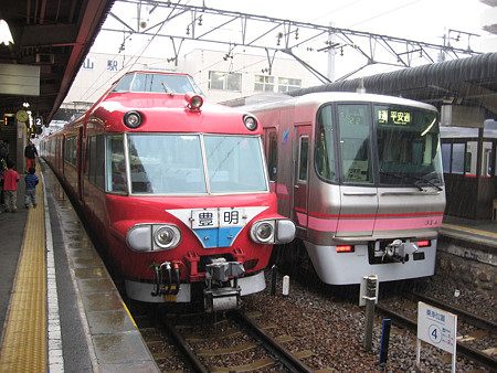 7043Fと300系並び