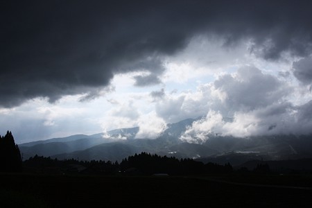 雨雲(1)　ひるがお高原から山並み！