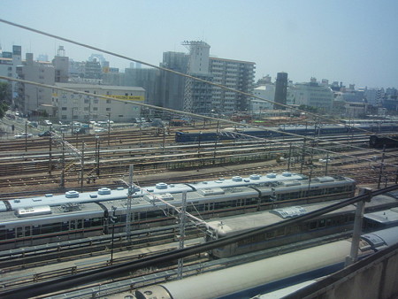 新幹線の車窓（新大阪）