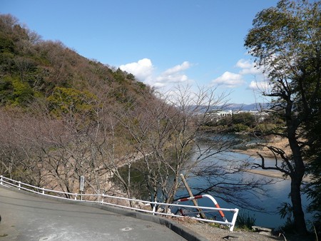 本城山の周りを流れる狩野川