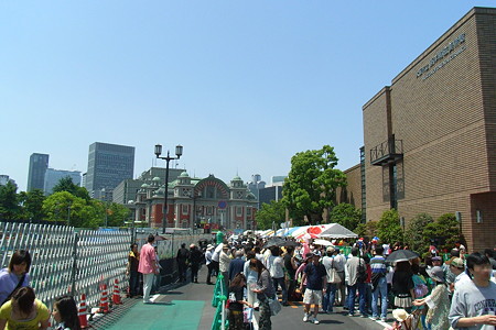 右の建物は 東洋陶磁美術館