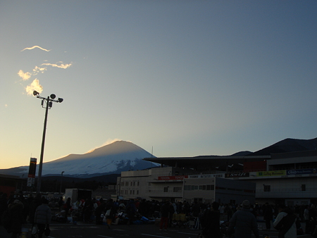 戦い終わって富士山が顔を出しました。