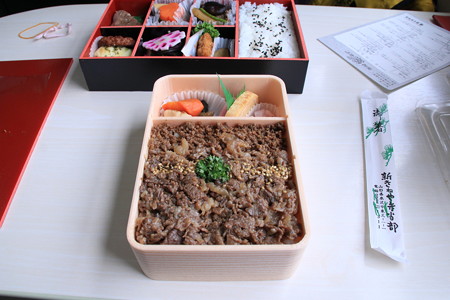 米沢名物牛丼弁当 「牛肉どまん中」