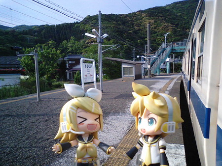 浅海井駅に停車。 リン:「ムムッ?! 我をあざむいたな?!」 レン...