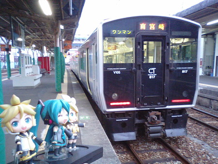 延岡駅に到着、宮崎方面行きは8分待ちです。 ■延岡 18:47 → 宮崎 ...