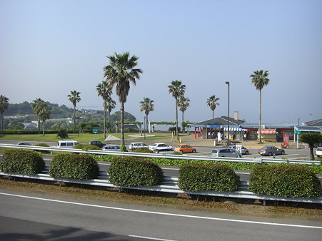 霞んだ大村湾