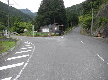 ココを左に折れる