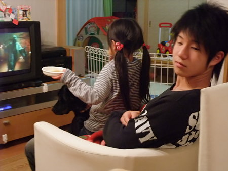 まーちゃんを膝に乗せてあげる次男
