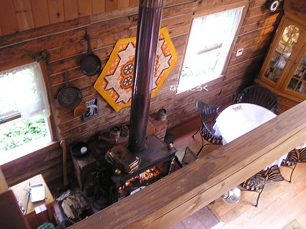 カフェブロッサム ２階席から薪ストーブを見下ろす 写真共有サイト フォト蔵