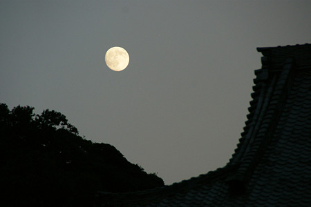 満月と山門光明寺1013s