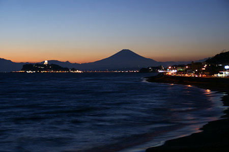 薄明かりの富士山1220e