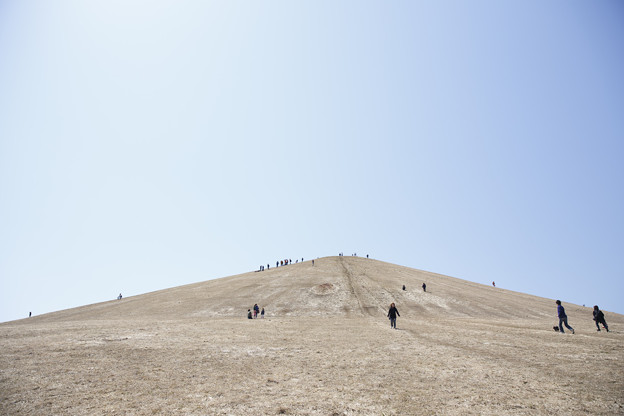 まだ緑は無い、モエレ山