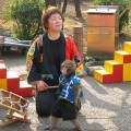 Photos: 境内では猿まわしが始まりました。村崎太郎さん一門の新人さん、お猿の輝（ひかる）くんと猿まわし芸人の光（ひかり）さんのコンビです。