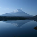 本栖湖から　朝の逆さ富士(1)