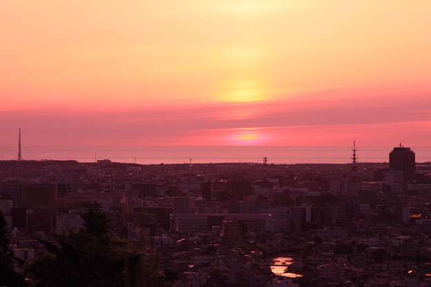 Photos: 夕日に染まる日本海と街並み