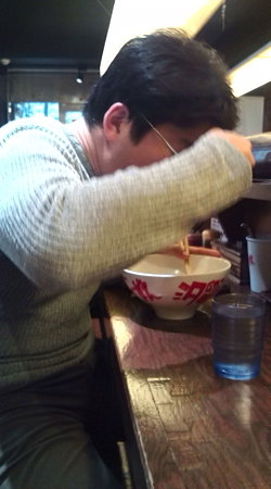 汐留ラーメンを食べるＫＡＲIOさん