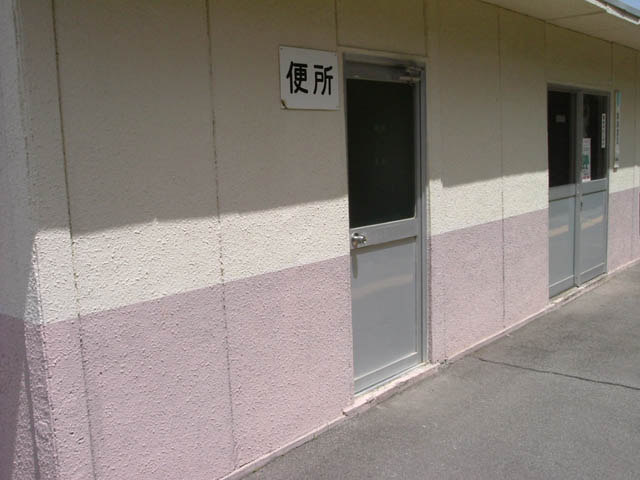 大前駅トイレ　外観