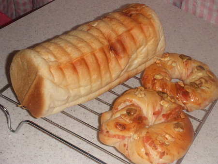 ラウンドパンとナッツをプラスした成型パン