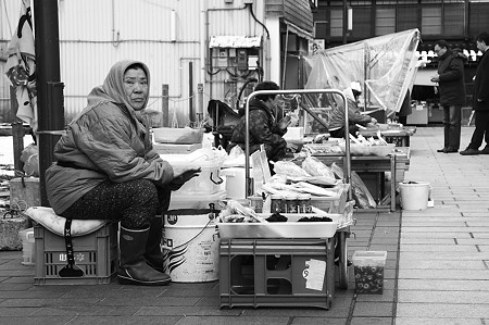 ２　朝市のお母さん