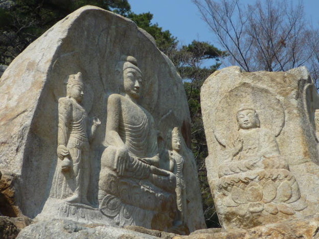 七仏庵磨崖仏像群左～韓国慶州 Chilbulam relief carved into s-tone